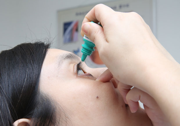 眼睛乾又痠，眼藥水要點哪一種？醫師這樣建議