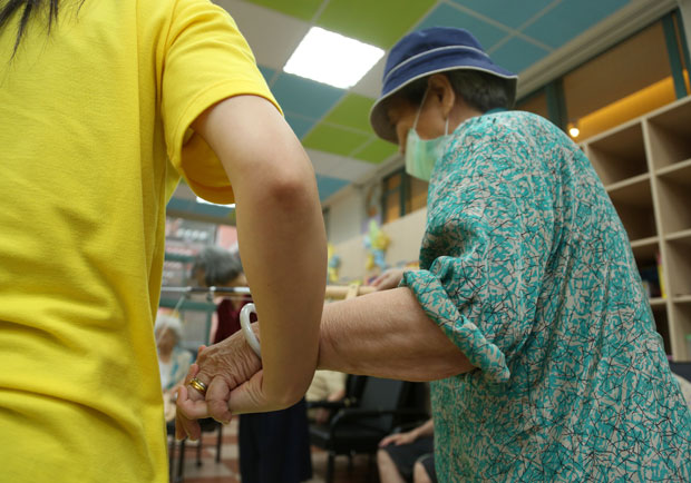 頸背呈圓隆狀：年老婦女的頸背駝峰