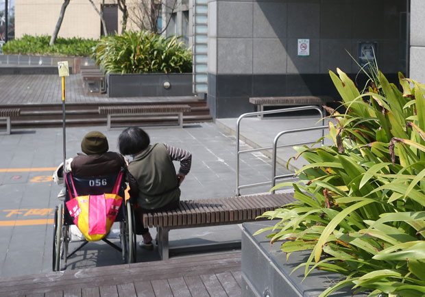 面對失智，與其痛苦照護，不如試試「裝傻」哲學