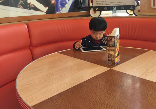 嬰幼兒常接觸手機、平板，加國研究：恐阻礙語言發展
