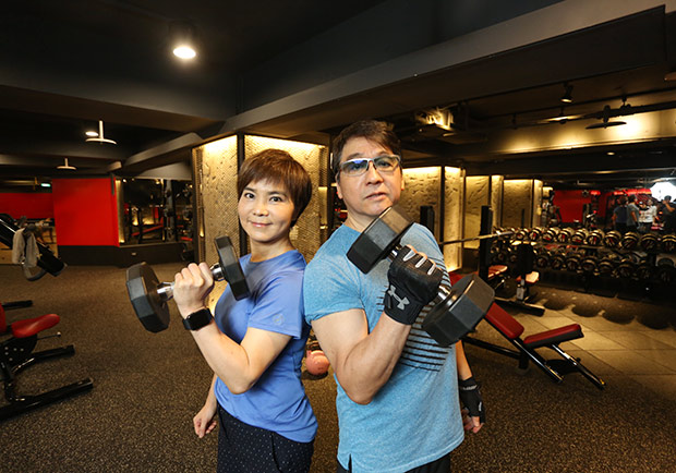 像吃飯一樣習慣！李濤、李艷秋夫妻：重訓不是年輕人專利