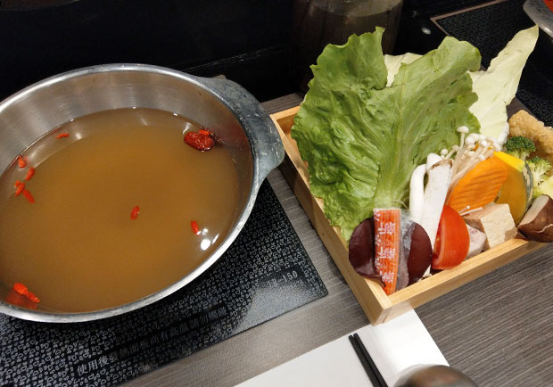 火鍋湯底竟是粉泡的！現熬、粉泡到底差在哪？