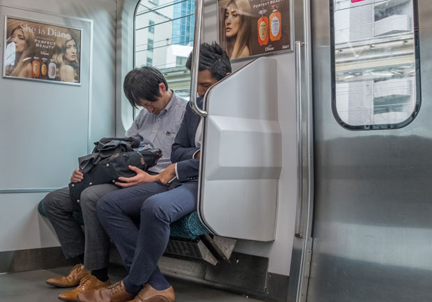 下班搭車習慣小睡一下？小心愈睡愈累成惡性循環
