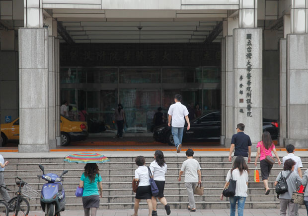 那年台大醫院12名醫罹肺癌，王明鉅用圖表發現這件事