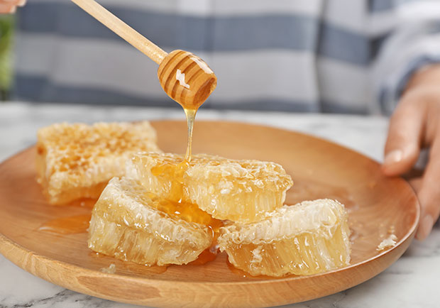甜點上的蜂巢能不能吃？商人宣揚的療效可信嗎？