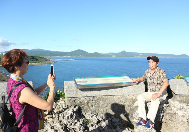 變色人工水晶體問世，自帶「墨鏡效果」阻光有一套