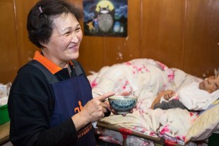 居服員奔波服務，年節遞關心