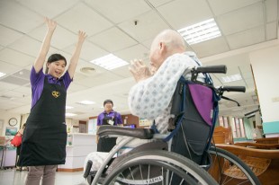 暮年疾病找上門，家人與被照顧者要如何面對？