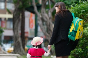 家長控制慾太強，易造成孩子過度自我挑剔、焦慮與憂鬱