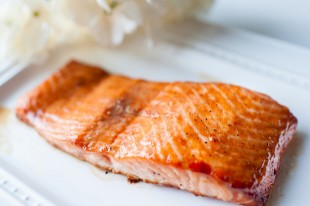 3 分鐘懶人快速料理：焦糖炙烤鮭魚排