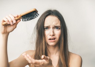 女人稀疏的頭髮