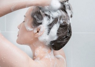 夏天爆汗頭髮卻不能洗太多次？5 項關於頭髮的疑問醫師來解答