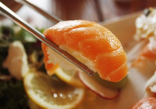 海蝨寄生，鮭魚生魚片還能吃嗎？專家這樣建議