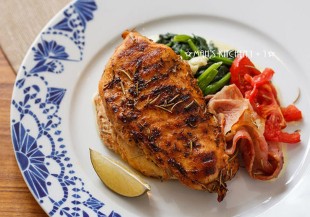 肉質不柴又多汁：烤培根香料雞胸
