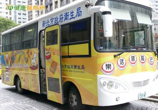 樂活健腦巴士走透透，職能治療師不讓你失智