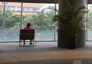 甚至有「乾脆一起走」的想法...照護失智者的無盡辛酸
