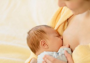 新手媽咪想擺脫乳腺炎，先學會正確哺乳方式