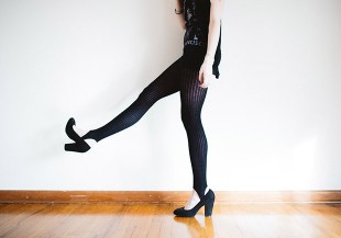 怕冷穿緊身發熱褲，妹妹竟悶熱奇癢無比