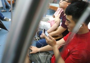 手機電磁波傷身？美加州衛生部發布防害指南