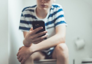 上廁所還在滑手機？你的 7 個器官正在慢慢受損