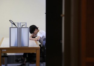 打電動精神特別好，但看書就想睡，怎麼辦？