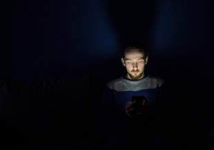 3C 藍光不只壞視力，男女罹癌風險研究揭曉