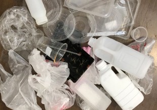 塑料傷環境又傷身，拒絕污染從改變生活習慣做起
