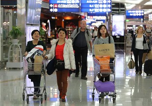 出國就怕時差搗亂！保持清醒跟著這樣調作息