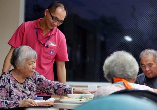怎麼協助用餐？4 大關鍵讓行動不便者「吃」得輕鬆