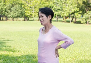 中老年人常感到情緒困擾，英研究：小心易心肌梗塞或中風