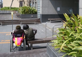 面對失智，與其痛苦照護，不如試試「裝傻」哲學