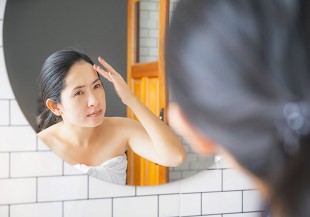 洗完澡別急著穿衣！照鏡子可能發現這 12 種疾病