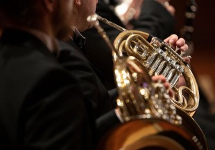 音樂是良藥！退休的他重拾樂器，居然改善健忘、變得更健康