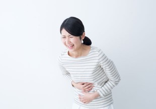女性40歲後上腹疼痛、飯後胃痛，當心膽結石上身