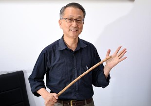 抗癌逾10年，北醫教授韓柏檉每天用養生法寶「黃豆棒」拍打全身