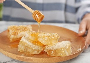 甜點上的蜂巢能不能吃？商人宣揚的療效可信嗎？