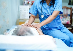 你想用怎樣的方式離開這世界？高齡者不願落入的「長壽地獄」