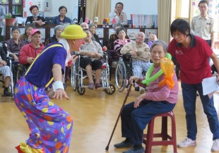 化身老萊子，68歲「小丑蛋黃」將愛心宅配到長輩心中