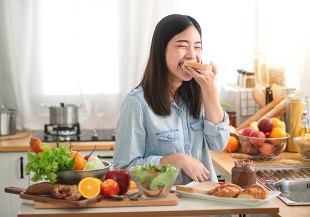 吃對食物也能療癒心靈！3 大營養素有效改善憂鬱症狀