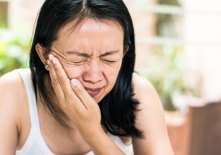 張嘴竟有喀喀聲！顳顎關節障礙症：壓力大、磨牙都是原因