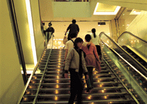 百貨業 市場ㄍ一ㄥ到2000億 「百貨叢林」沒有下一個春天?