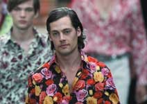 時尚男 2005春夏男性時裝 極簡退燒 裝飾正紅