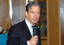 哈佛大學前商學院教授 雷波 ：Google靠什麼賺錢？