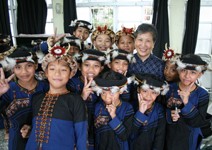 教授變VuVu 樂當弱勢學童的媽祖婆