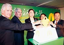 國際餐飲巨頭搶店面更要搶人才