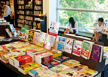舊地政事務所變誠品書店， 吸引年輕人聚集