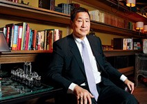 張安平營造富麗，搬來自家收藏當擺設