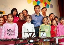 用捐贈資源辦學， 從招生不足到搶著來讀