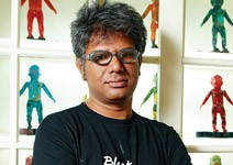 3個巨大嬰兒頭， 反諷迷失自我的現代人