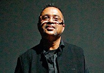 3米高鐘擺，擺盪出無法挽回的時間